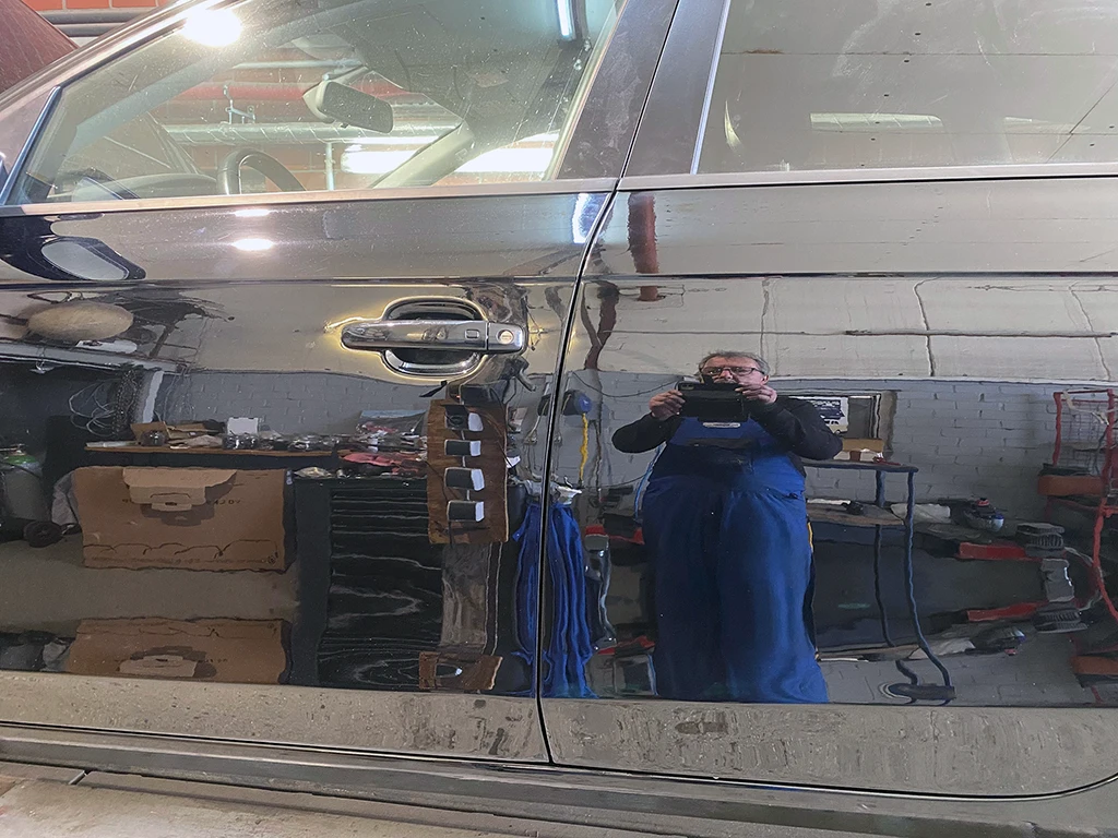 Glänzend lackierter Türbereich eines Audi nach der Seitenschaden-Reparatur.