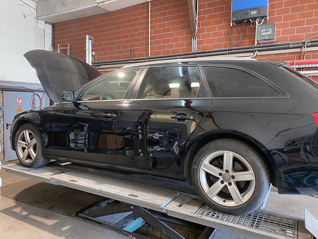 Schwarzer Audi nach abgeschlossener Seitenschaden-Reparatur bei Autohaus Marpert in Metelen.
