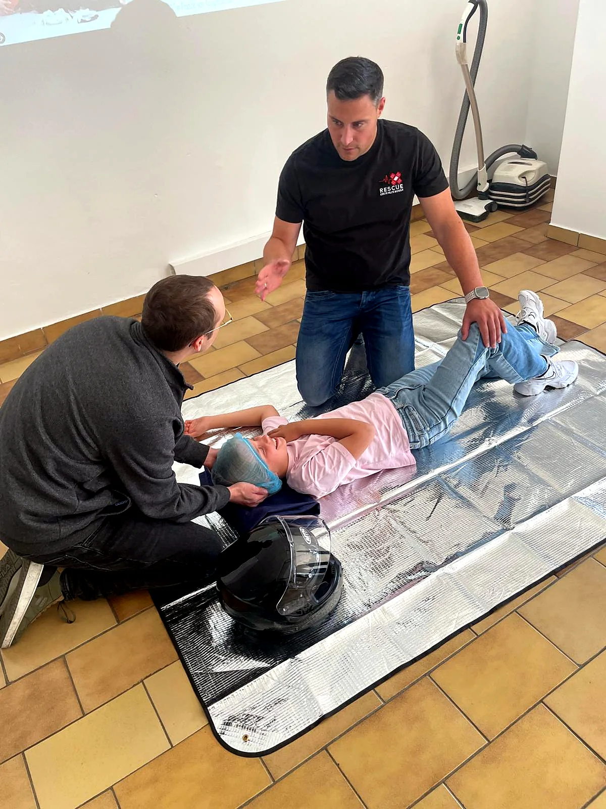 Praxisübung zur stabilen Seitenlage bei der Erste-Hilfe-Schulung im Autohaus Marpert.