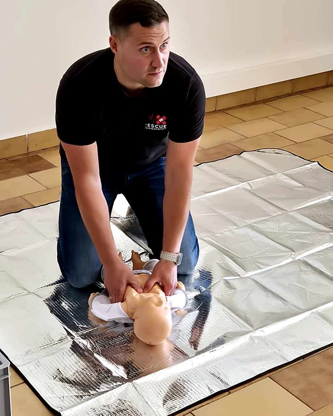 Herzdruckmassage an einer Übungspuppe während der Erste-Hilfe-Schulung bei Autohaus Marpert.